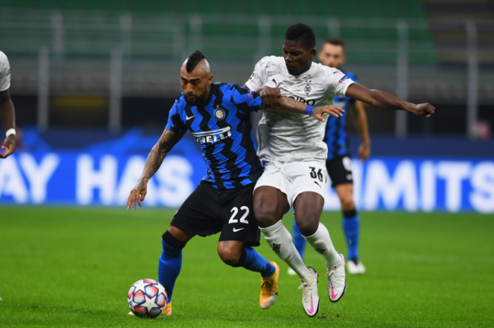 Arturo Vidal (kiri) berduel dengan Breel Embolo dalam laga Inter Milan melawan Borussia Moenchengladbach di matchday 1 Liga Champions 2020-2021.