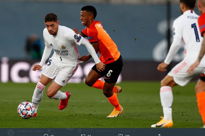 Momen pemain Real Madrid, Fede Valverde, berusaha lepas dari kawalan pemain Shakhtar Donetsk pada laga Grup B Liga Champions.