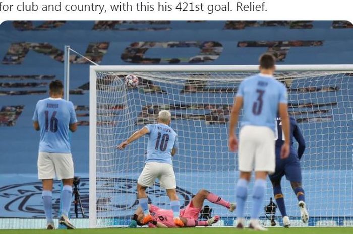 Striker Manchester City, Sergio Aguero, mencetak gol ke gawang Porto dalam laga Grup C Liga Champions di Stadion Etihad, Rabu (21/10/2020).