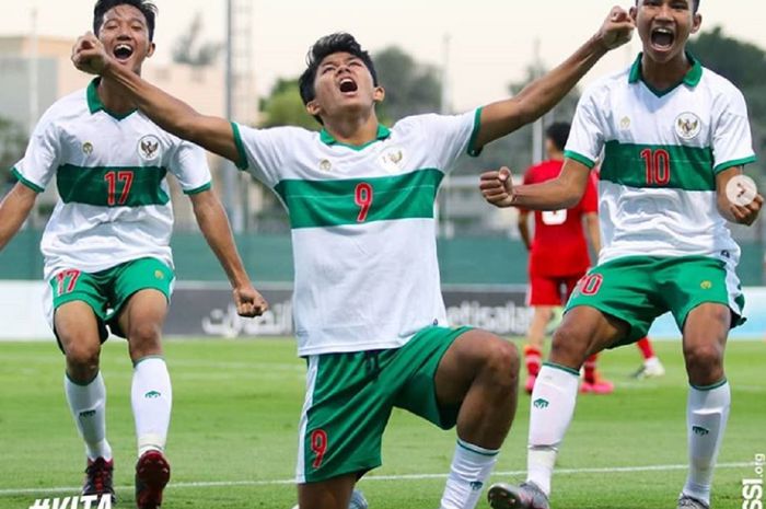 Ahmad Athallah Araihan selebrasi usai mencetak gol Timnas U-16 Indonesia diikuti Raka Cahyana Rizky (kiri) dan Marselino Ferdinan Philipus (kanan) dalam uji coba kontra Uni Emirat Arab di Stadion FA UEA , Rabu (21/10/2020).  