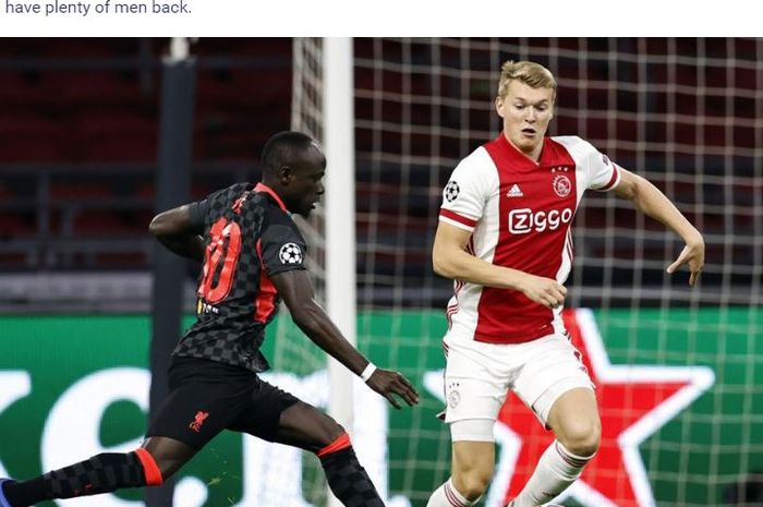 Penyerang Liverpool, Sadio Mane, membuat pemain Ajax apes dalam laga Grup D Liga Champions di Stadion Johan Cruijff ArenA.