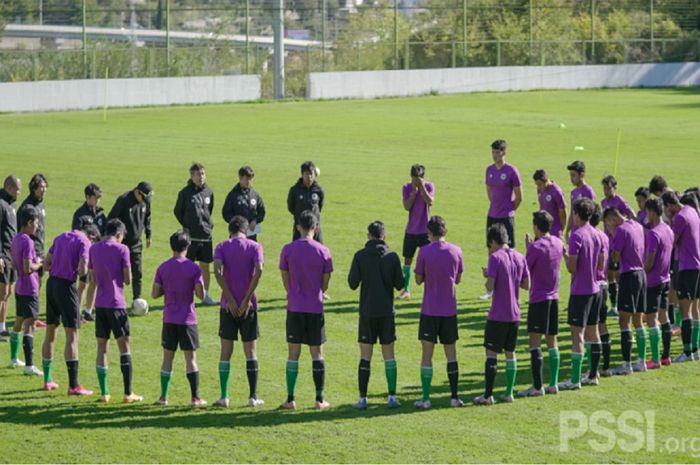 Pelatih Shin Tae-yong memberi arahan kepada skuat Timnas U-19 Indonesia usai menjalani pemusatan latihan (TC) di Kroasia. Isu jual-beli atau lelang jabatan manajer Timnas U-19 Indonesia kini menerpa PSSI.