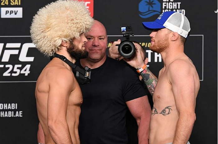 Khabib Nurmagomedov (kiri) dan Justin Gaethje (kanan) di tengah prosesi staredown Jumat (23/10/2020) waktu Indonesia, jelang UFC 254.