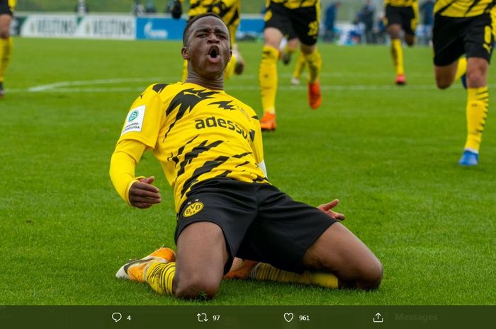 Wonderkid Borussia Dortmund, Youssoufa Moukoko, menjadi pemain termuda dalam sejarah Liga Champions usai tampil melawan Zenit St Petersburg dalam usia 16 tahun 18 hari.