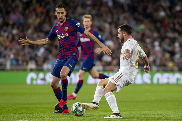 Sergio Busquets berebut bola dengan Dani Carvajal.