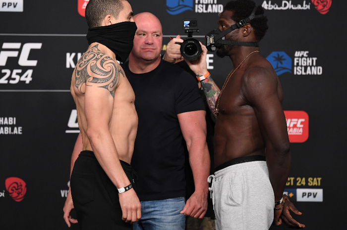 Robert Whittaker (kiri) dan Jared Cannonier (kanan) saat melakoni sesi stare down UFC 254. 