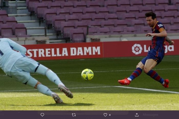 Lionel Messi memiliki peluang emas mencetak gol yang digagalkan Thibaut Courtois dalam partai el clasico antara Barcelona vs Real Madrid, 24 Oktober 2020.