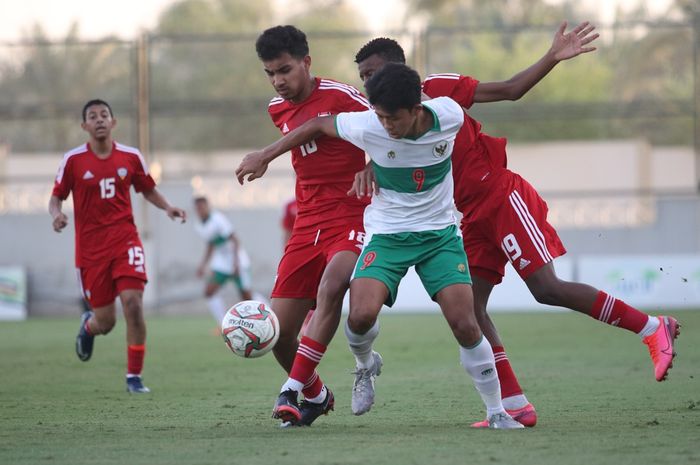 Pemain timnas U-16 Indonesia, Ahmad Athallah, berduel dengan para pemain UEA dalam laga uji coba, Sabtu (24/10/2020).