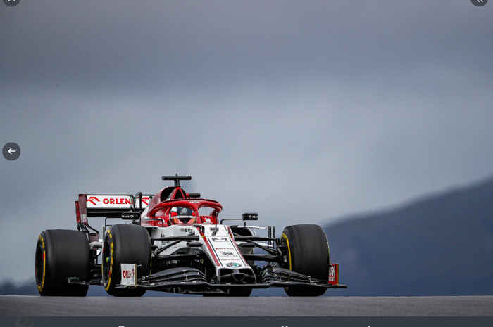 Pembalap Alfa Romeo, Kimi Raikkonen, saat tampil pada F1 GP Portugal di Sirkuit Algarve, Minggu (25/10/2020).