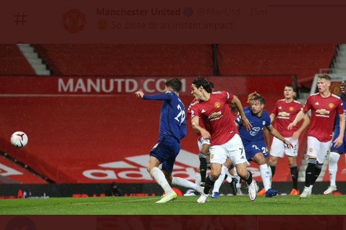 Momen sentuhan pertama Edinson Cavani pada laga Manchester United melawan Chelsea yang nyaris berbuah gol.