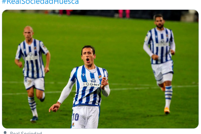 Pemain Real Sociedad, Mikel Oyarzabal (tengah) merayakan gol yang ia cetak ke gawang SD Huesca di pekan ke-7 Liga Spanyol 2020-2021.