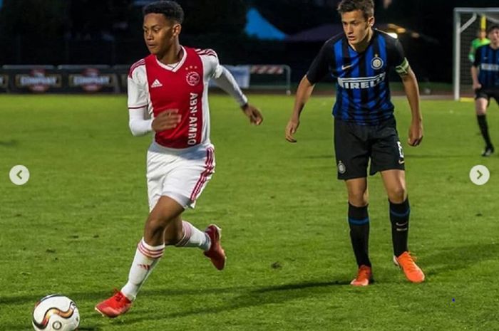 Striker Ajax U-16 Noah Gesser (kiri) beraksi dan membuat lawannya terpana. Pemain ketururan Indonesia-Belanda ini digadang-gadang bisa memperkuat Timnas U-16 Indonesia.