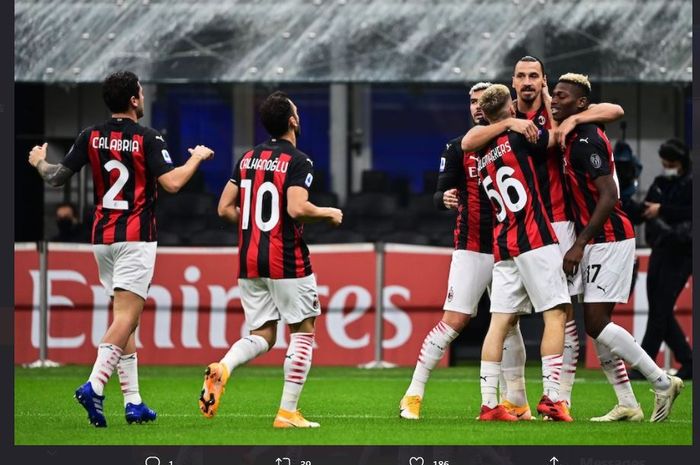 Rafael Leao (kanan) dipeluk Zlatan Ibrahimovic bersama pemain lain AC Milan.