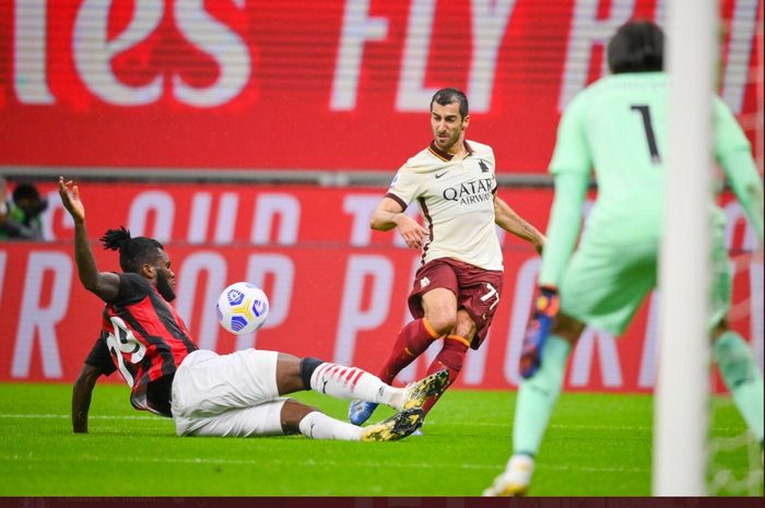 Gelandang AC Milan, Franck Kessie, mencoba memblok umpan silang pemain AS Roma, Henrikh Mkhitaryan pada laga yang berlangsung di San Siro, Senin (26/10/2020).