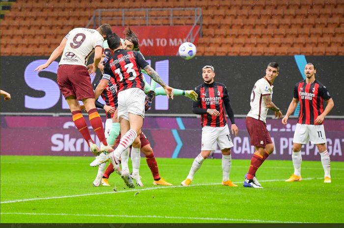 Duel udara antara Edin Dzeko dan Alessio Romagnoli pada laga AC Milan kontra AS Roma di San Siro, Senin (26/10/2020).