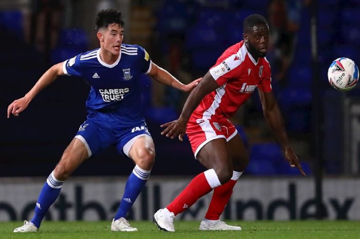 Elkan Baggot (kiri) memperkuat Ipswich Town senior saat berebut bola dengan pemain Gillingham dalam kejuaraan Trofi EFL di Stadion Portman Road, Ipswich, 6 Oktober 2020. Bintang Timnas U-19 Indonesia ini dipuji Pelatih Ipswich Town Paul Lambert. 