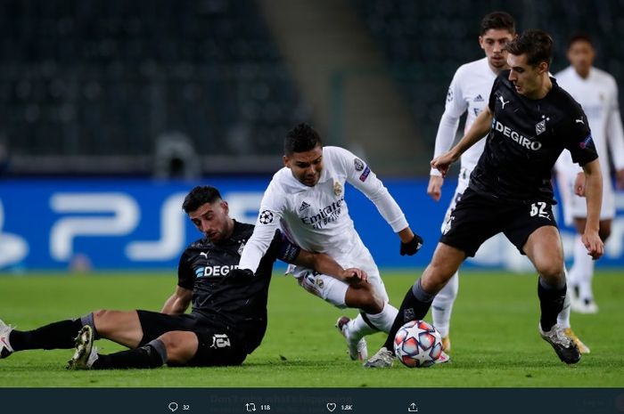 Gelandang Real Madrid, Casemiro, dalam laga kontra Borussia Moenchengladbach pada Selasa (27/10/2020).