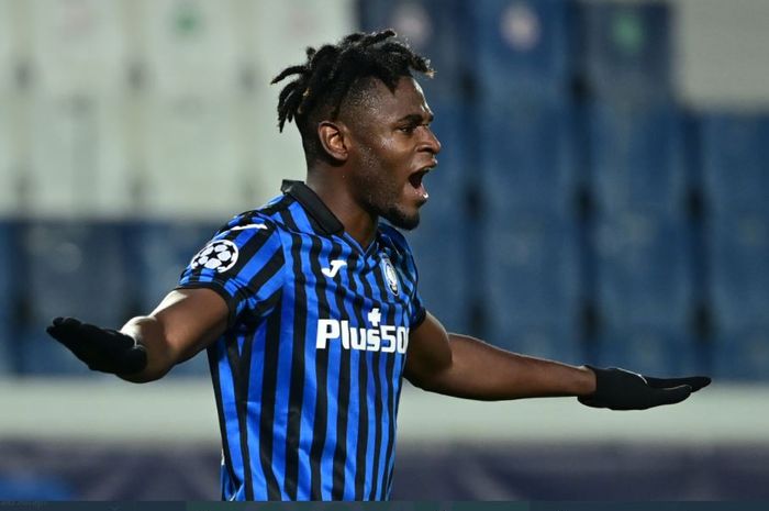 Penyerang Atalanta, Duvan Zapata, merayakan gol ke gawang Ajax Amsterdam dalam laga Grup D Liga Champions 2020-2021, Selasa (27/10/2020).