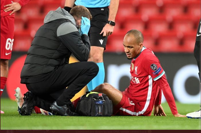 Gelandang Liverpool, Fabinho, mengalami cedera hamstring saat melawan Midtjylland dalam laga Grup D Liga Champions di Stadion Anfield, Selasa (27/10/2020).