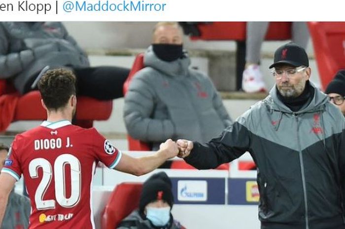 Pelatih Liverpool, Juergen Klopp, bersalaman dengan Diogo Jota dalam laga Grup D Liga Champions kontra Midtjylland di Stadion Anfield, Selasa (27/10/2020).