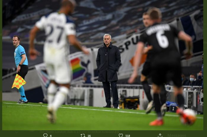 Pelatih Tottenham Hotspur, Jose Mourinho, mengawasi pertandingan dari pinggir lapangan.