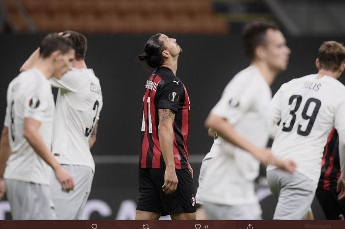 Ekspresi penyerang AC Milan, Zlatan Ibrahimovic, usai gagal mengeksekusi penalti ke gawang Sparta Praha, Kamis (29/10/2020).