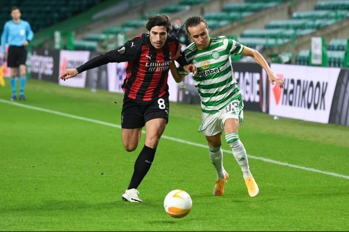 Duel antara gelandang AC Milan, Sandro Tonali dan winger Celtic, Diego Laxalt, pada laga Liga Europa 2020-2021.