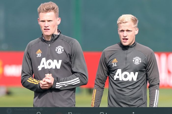 Dua gelandang Manchester United, Scott McTominay dan Donny van de Beek.