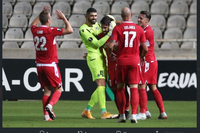 Jordi Gomez disambut rekan setimnya setelah cetak gol dari jarak 56 meter dalam laga Omonia Nicosia vs PSV Eindhoven di Liga Europa.