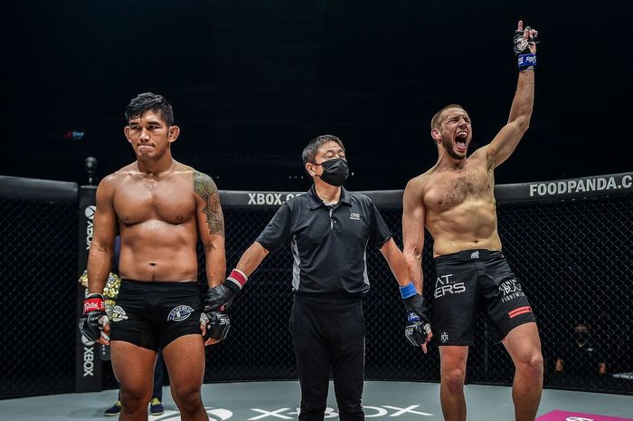 Jagoan baru UFC, Reinier de Ridder (kanan), sempat merasa tak bisa dikalahkan ketika berkompetisi di ONE Championship.