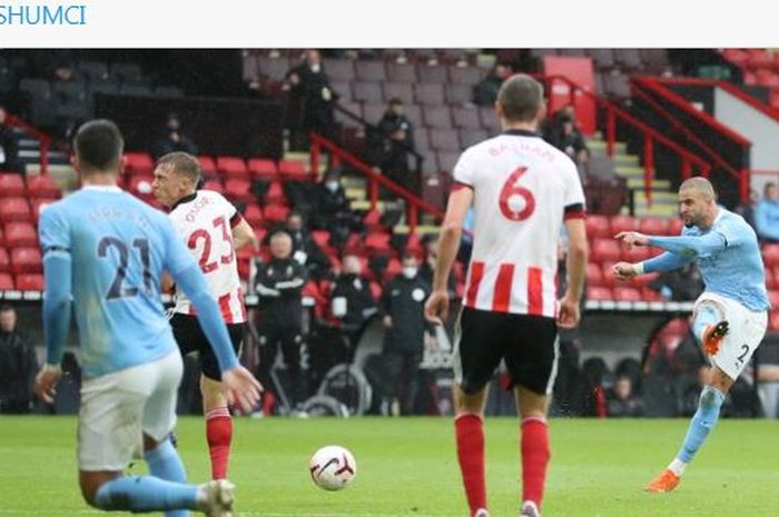 Bek kanan Manchester City, Kyle Walker, mencetak gol ke gawang Sheffield United dalam laga Liga Inggris di Stadion Bramall Lane, Sabtu (31/10/2020).