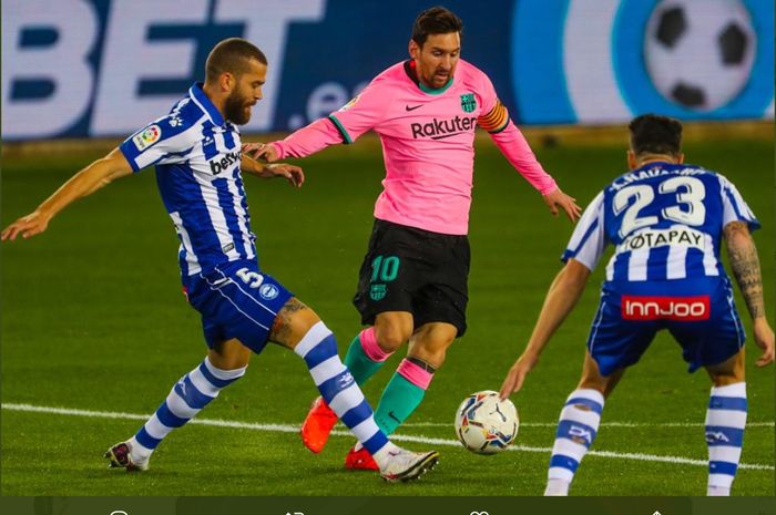 Lionel Messi dalam laga Alaves vs Barcelona di Liga Spanyol, Sabtu (31/10/2020).