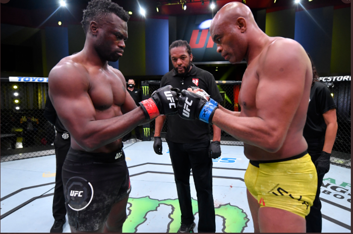 Uriah Hall (kiri) dan Anderson Silva (kanan) saat akan memulai pertarungan di UFC Vegas 12, Minggu (1/11/2020).