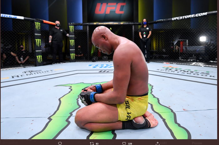 Petarung kelas menengah UFC, Anderson Silva, saat merenung di tengah octagon, Minggu (1/11/2020).