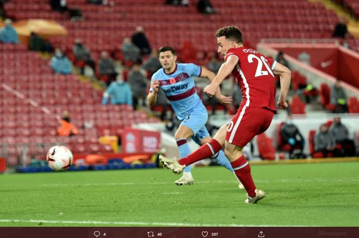 Striker Liverpool, Diogo Jota, mencetak gol ke gawang West Ham United dalam laga Liga Inggris di Stadion Anfield, Sabtu (31/10/2020).