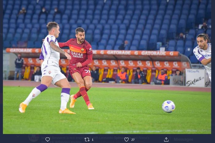 Leonardo Spinazzola mencetak gol AS Roma ke gawang Fiorentina, 1 November 2020.