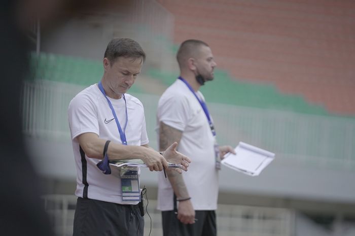 Direktur Sepak Bola Garuda Select, Dennis Wise (kiri), dan Pelatih Kepala Des Walker (kanan), saat melakukan seleksi pada para pemain muda yang akan masuk dalam program Garuda Select III di Bogor, Minggu (1/11/2020)