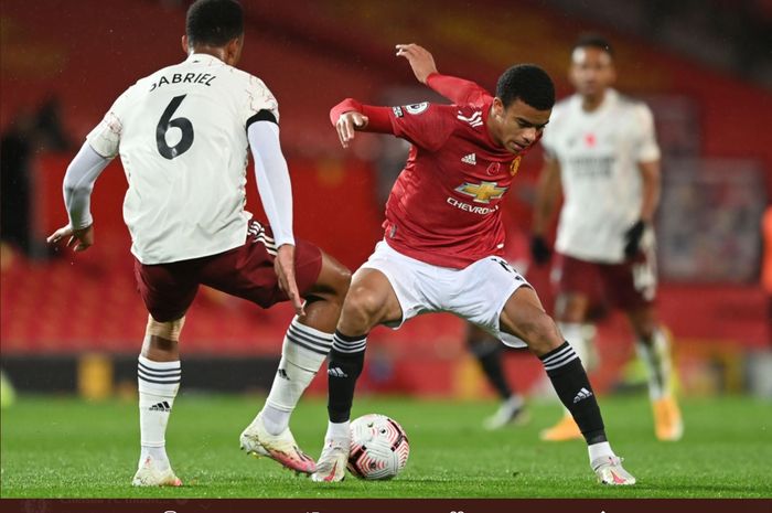 Momen penyerang Manchester United, Mason Greenwood, berduel dengan bek tengah Arsenal, Gabriel Magalhaes, pada laga pekan ke-7 Liga Inggris di Old Trafford, Minggu (1/11/2020).