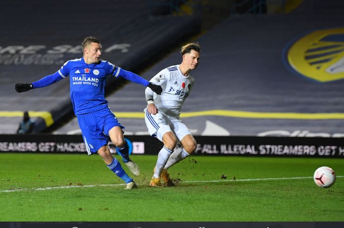 Penyerang Leicetser City, Jamie Vardy, mencetak satu gol dalam kemenangan 4-1 timnya atas Leeds United dalam lanjutan Liga Inggris 2020-2021.