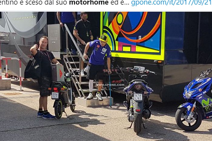 Pembalap tim pabrikan Yamaha, Valentino Rossi (tengah), keluar dari motorhome menjelang seri balap MotoGP Aragon di Sirkuit Aragon, Spanyol, 21 September 2017.