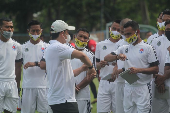 Para peserta kursus pelatih Lisensi C PSSI tampak mendengarkah arahan dari Yeyen Tumena yang menjadi instruktur.