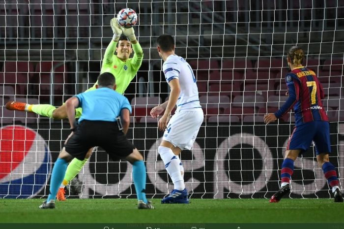 Aksi kiper Dynamo Kyiv, Ruslan Neshcheret, saat melawna Barcelona pada Rabu (4/11/2020).