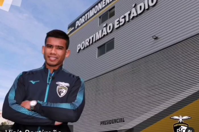 Bintang Timnas Malaysia Safawi Rasid berpose di depan markas Portimonense, Estadio Municipal de Portimao. 