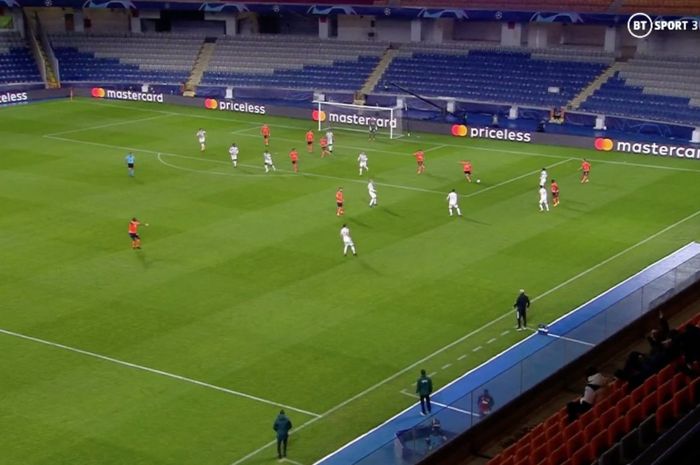 10 Pemain Manchester United asik menyerang di area bertahan Basaksehir tanpa menyadari keberadaan Demba Ba yang akhirnya melakukan counter attack di laga penyisihan Grup H Liga Champions 2020/2021, Kamis (5/11/2020).