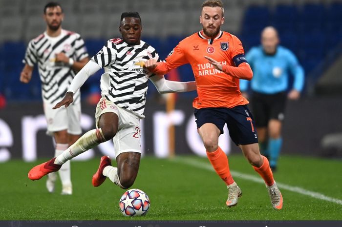 Duel antara bek Manchester United, Aaron Wan-Bissaka dengan pemain Istanbul Basaksehir, Edin Visca. dalam laga matchday ketiga Grup H Liga Champions 2020-2021.