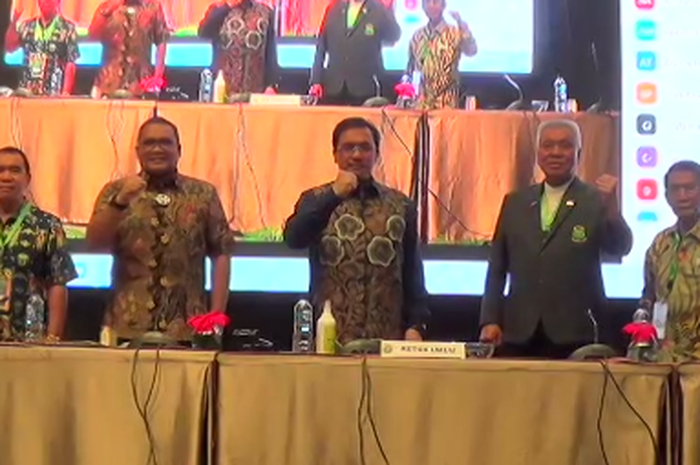 Ketua umum terpilih musyawarah nasional PBSI ke-23, Agung Firman Sampurna (tengah) usai konferensi pers via Zoom, Jumat (6/11/2020)