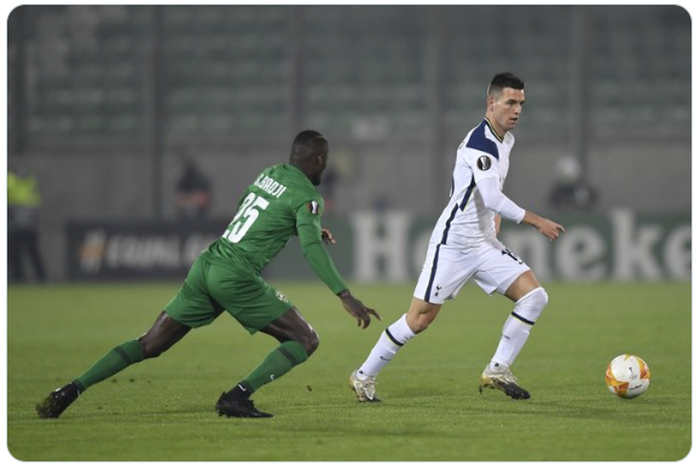 Giovani Lo Celso (kanan) saat berduel dengan Stephane Badji di matchday 3 grup J Liga Europa 2020-2021 yang mempertemukan Tottenham Hotspur dengan Ludogoretz.