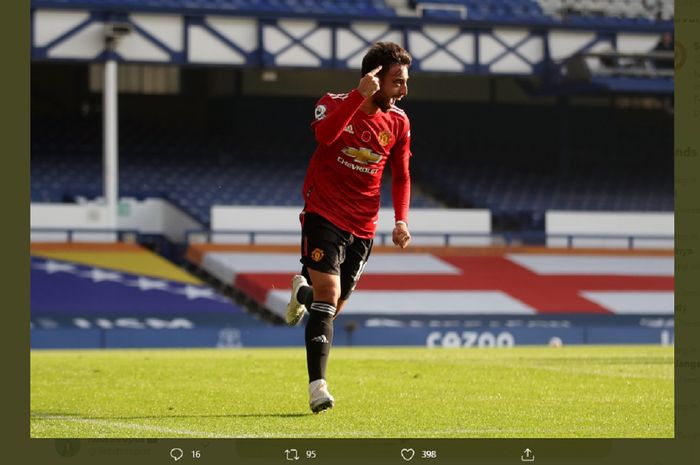 Gelandang Manchester United, Bruno Fernandes, melakukan selebrasi usai mencetak gol ke gawang Everton di Goodison Park dalam laga Liga Inggris 2020-2021, Sabtu (7/11/2020) pukul 19.30 WIB.