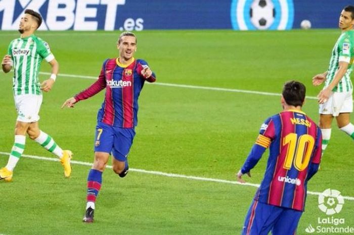 Megabintang Barcelona, Lionel Messi, melakukan selebrasi bersama Antoine Griezmann dalam laga Liga Spanyol kontra Real Betis di Stadion Camp Nou, Sabtu (7/11/2020).