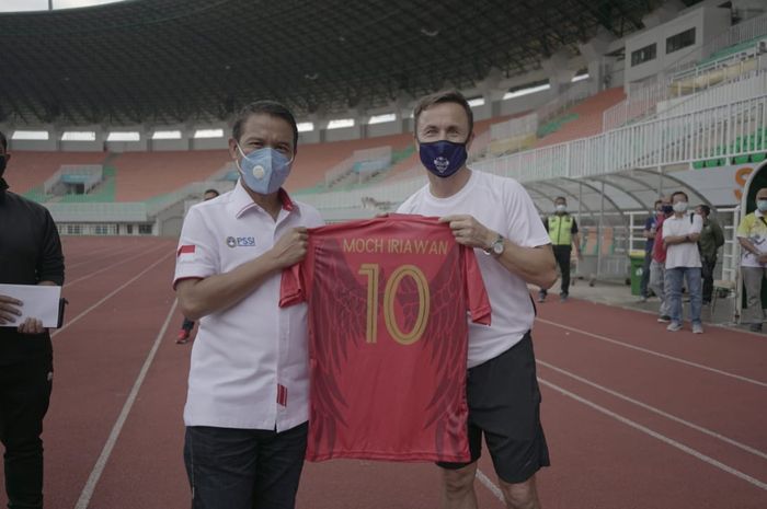 Plt Sekjen PSSI, Yunus Nusi (kiri) bersama pelatih Garuda Select Jilid III, Dennis Wise.